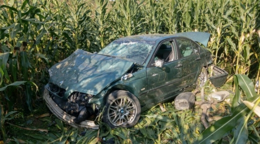 Accident într-o localitate din Cluj. Un tânăr fără permis și cu viteză a ajuns în lanul de porumb