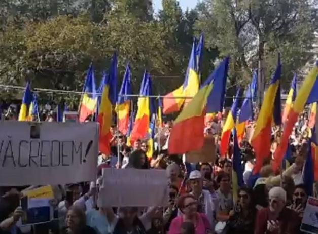 PROTEST anti-mască în Capitală. Sute de persoane strigă „Libertate” și „Masca ucide”