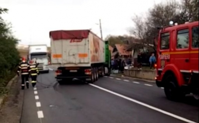 Accident cu un rănit la Topa Mică. Două camioane s-au ciocnit