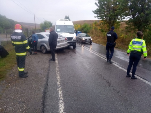 accident-intre-un-microbuz-si-o-masina-in-apahida