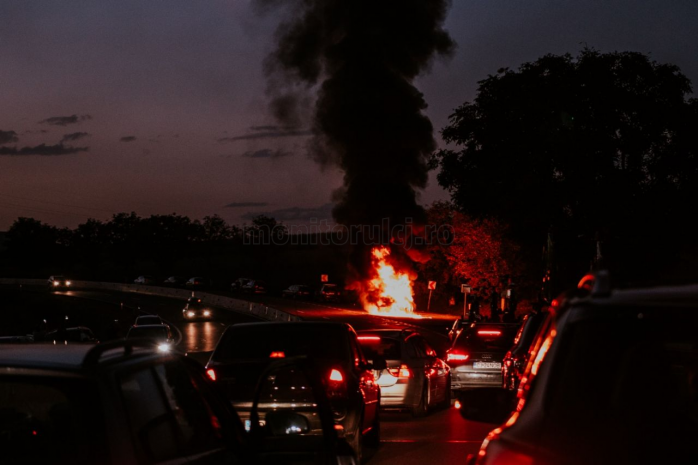 IMAGINI INCREDIBILE cu mașina care A ARS VIOLENT la Tureni. Foto: Oara Voicu