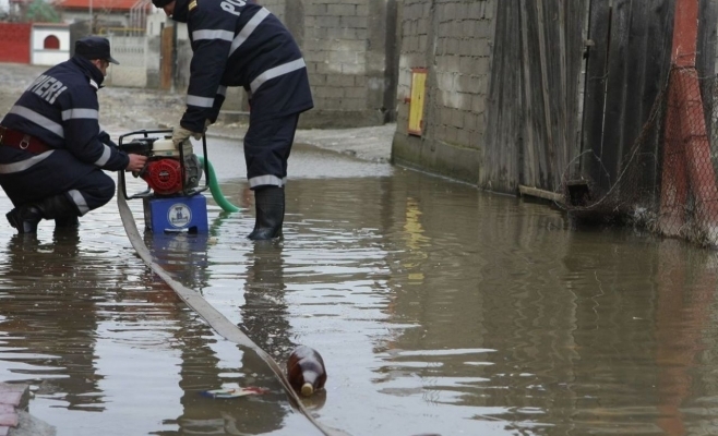 Ploile torențiale au făcut DEZASTRU în mai multe localități din țară. Zeci de gospodării INUNDATE!