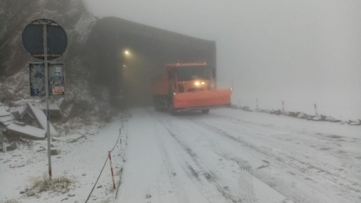 a-venit-iarna-transfagarasan-acoperit-de-zapada-drumarii-au-turant-doua-tone-de-sare-pe-carosabil