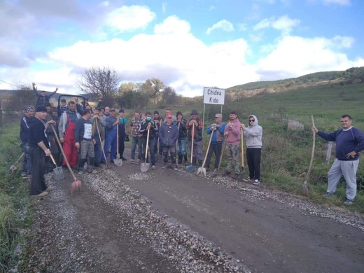 Sătenii din Chidea (comuna Vultureni) își repară singuri drumul. Primarul: Nu puteam asfalta înainte să băgăm apa. FOTO