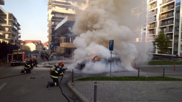 O mașină a fost cuprinsă de flăcări pe strada Bună Ziua. FOTO