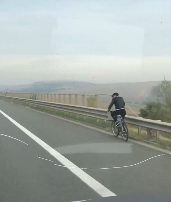 video-biciclist-pe-autostrada-transilvania