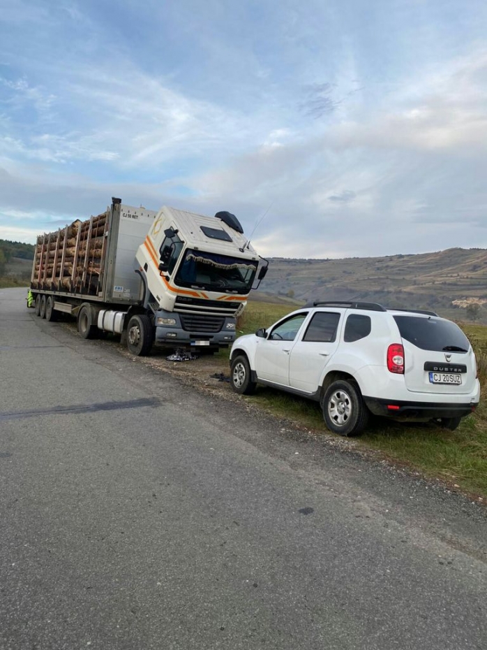 transport-de-lemne-cu-un-plus-de-10-tone-in-cluj-politisti-au-confiscat-lemnul-si-au-dat-amenzi-de-10900-de-lei