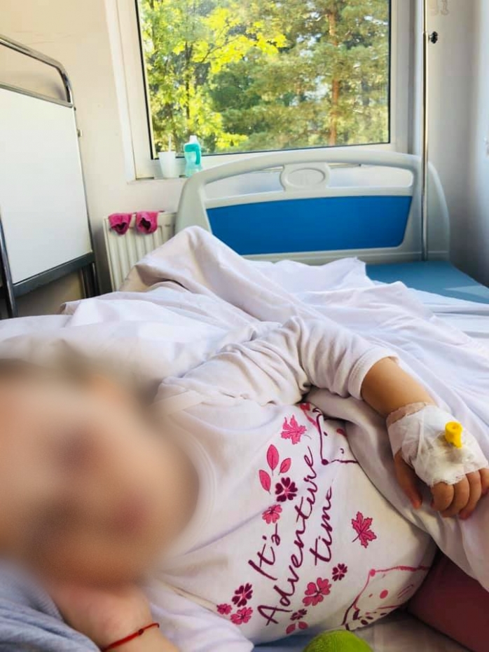 Povestea cutremurătoare a unei mame care și-a văzut fetița de 2 ani suferind de COVID19. „ A treia zi, au înțepat-o de 15 ori în 3 etape. Nu mai suportam sângele, vata cu spirt și ace peste tot în pat”