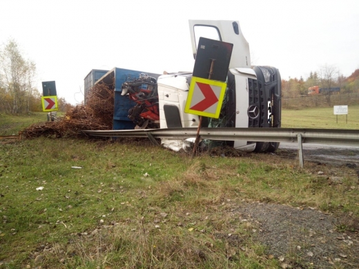 Tir încărcat cu fier vechi, răsturnat pe Piatra Craiului. Traficul este blocat pe ambele sensuri. Galerie FOTO