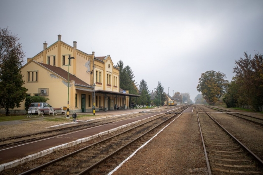 ungaria-a-inceput-electrificarea-liniei-ferate-tronsonul-cluj-napoca-episcopia-bihor-se-lasa-asteptat