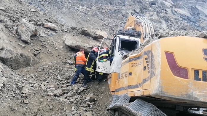 Bărbatul prins sub pietre la Morlaca a fost scos de pompieri. Era decedat când salvatorii au ajuns la el. FOTO/VIDEO