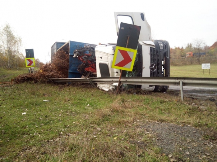 Tir încărcat cu fier vechi, răsturnat pe Piatra Craiului. Traficul este blocat pe ambele sensuri. Galerie FOTO