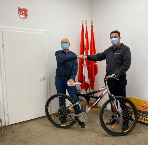 barbatul-care-imparte-mancare-pentru-batranii-din-cluj-a-ramas-fara-bicicleta-aceasta-sa-ii-fie-rasplata