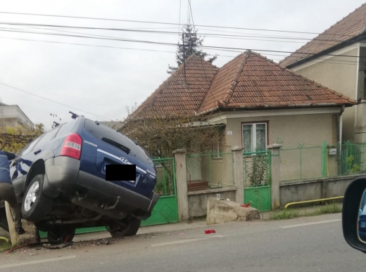 Accident în Baciu. Un șofer care ieșea din curte a lovit o altă mașină