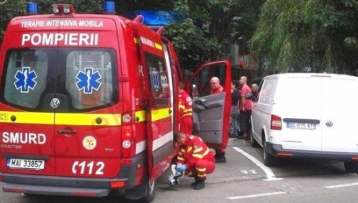 Bărbat prăbușit pe strada, în Huedin. Echipajul SMURD îl resuscitează