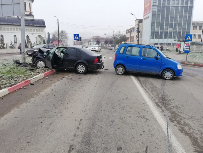 Accident într-un sens giratoriu la Turda. Victimele sunt transportate la urgențe. FOTO