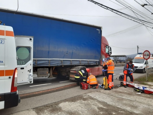 Femeie prinsă sub roata unui TIR în pe strada 1 Mai din Cluj-Napoca! Se află în stare foarte gravă. FOTO