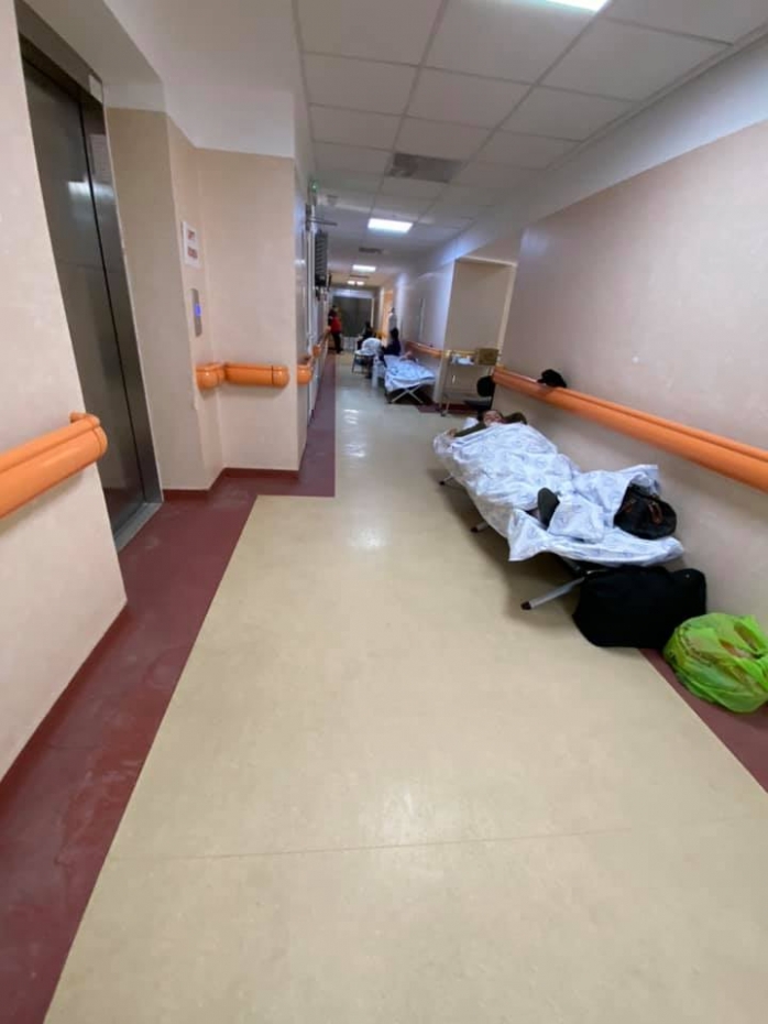 Imagini dramatice la un spital din Capitală. Pacienții sunt tratați pe holuri în paturi improvizate. VIDEO/FOTO