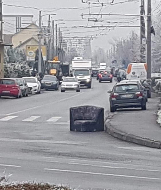 Un colțar a „blocat” circulația mașinilor în Piața 1 Mai din Cluj. Sursă foto: Info Trafic jud. Cluj Facebook