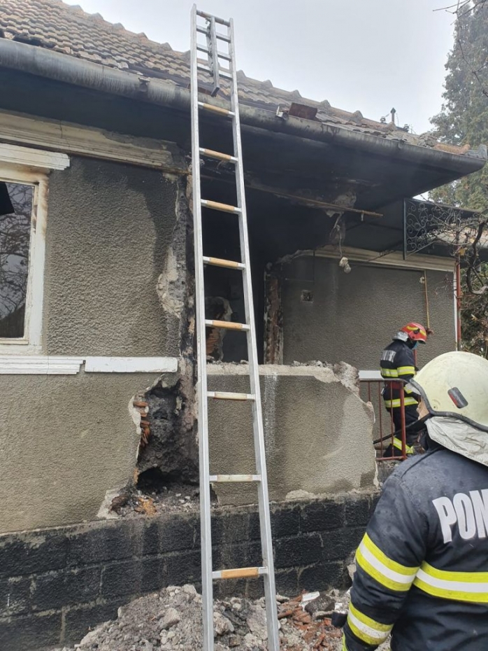 INCENDIU la o casă din Bogata. Un bărbat A MURIT prins în FLĂCĂRI.