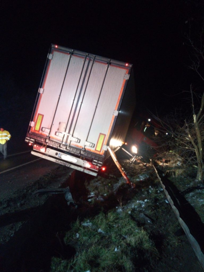 VIDEO. ACCIDENT în zona Izvorul Crișului. Un șofer de TIR a fost la un pas de tragedie