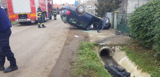 ACCIDENT GRAV. Un bărbat s-a răsturnat cu mașina după ce a intrat într-un podeț