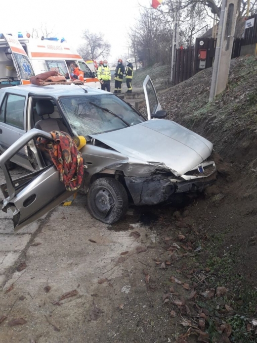 ACCIDENT în Apahida. Un bărbat de 50 de ani a fost încarcerat în autoturism. FOTO