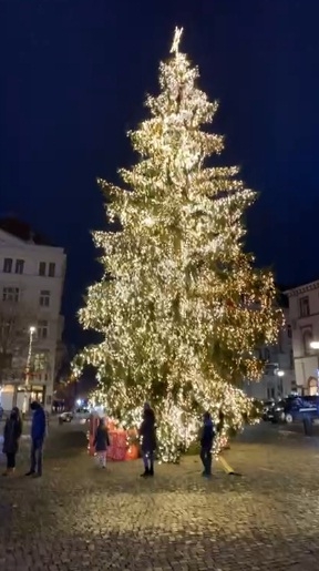 luminitele-festive-au-fost-aprinse-la-cluj-trei-copii-au-apasat-butonul-magic-la-indemnul-primarului-emil-boc