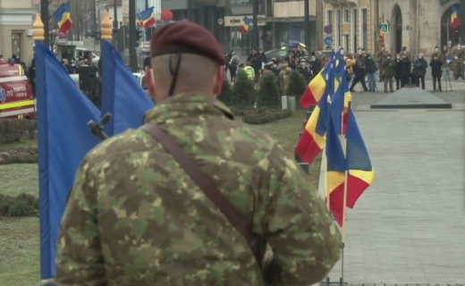 Fanfara răsună în Piața Mihai Viteazu! Clujenii privesc de la distanță Parada de 1 Decembrie. FOTO