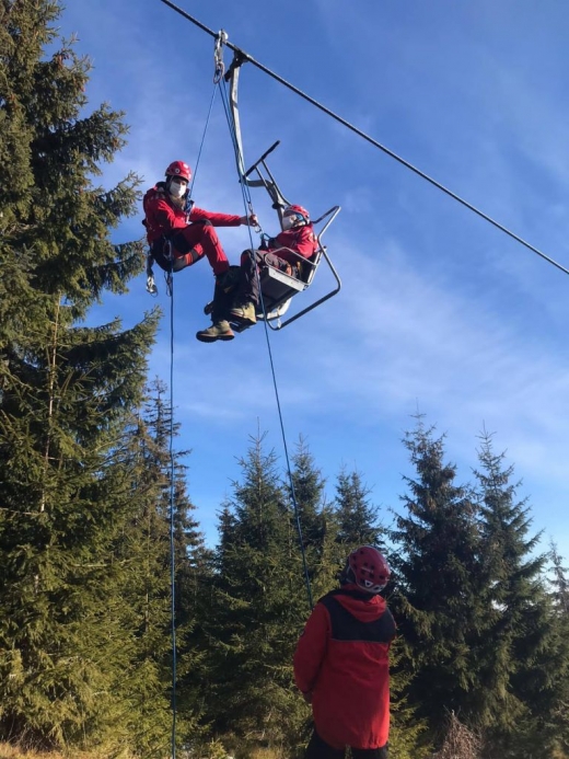 Salvarea din telescaun, una dintre provocările iernii pentru salvamontiști. Pregătiri pe pârtiile de schi din Cluj. FOTO