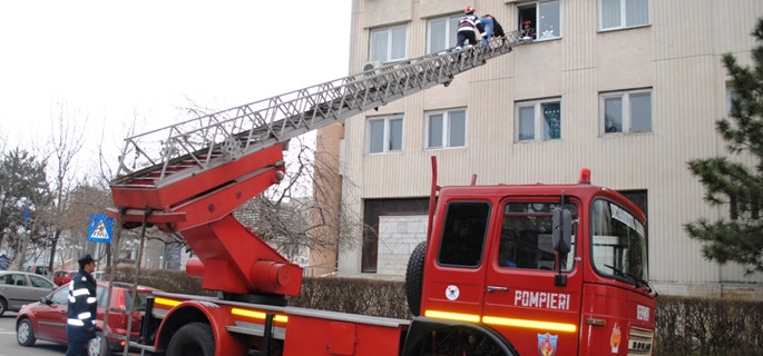 O femeie din Cluj a fost găsită moartă în apartament. Pompierii au spart geamul pentru a putea intra în casă