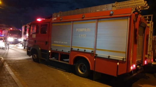  Un INCENDIU a avut loc noaptea trecută în Câmpia Turzii. Un bărbat a fost transportat la spital