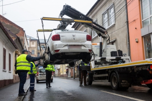 Fără mașini parcate pe trotuare! Poliția Locală are „liber” la ridicarea acestora. Ce amenzi pot primi șoferii?