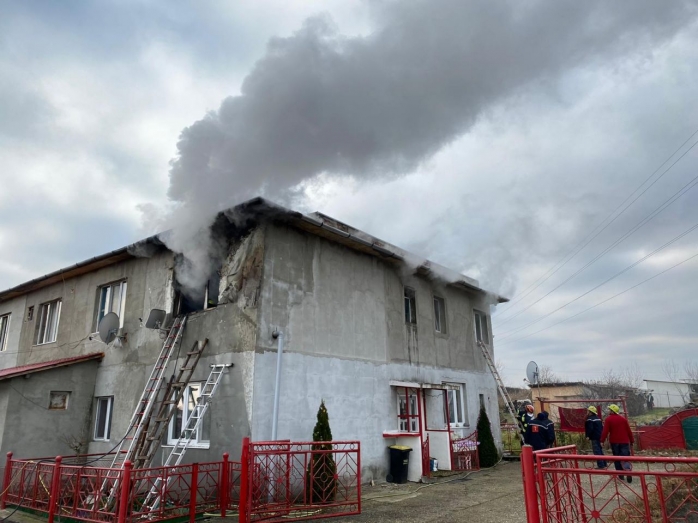 INCENDIU într-un apartament din Cluj. Locatarii au scăpat cu viață