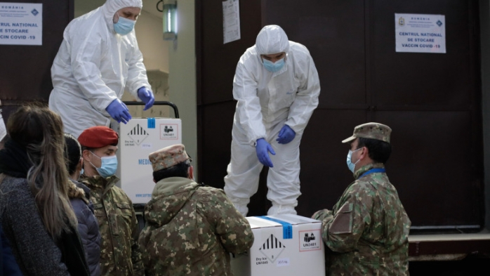 Primele doze de vaccin anti-COVID19 au ajuns la Institutul „Cantacuzino”. Foto: Inquam Photos / George Călin