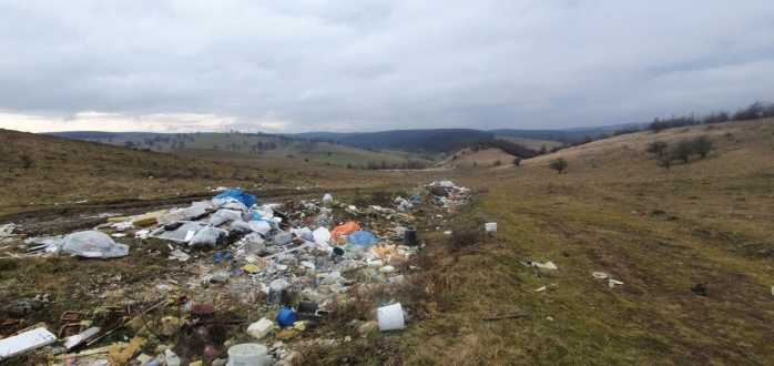 O pășune cu peste 200 de specii de plante din Cluj, „dominată” de gunoaie abandonate. FOTO