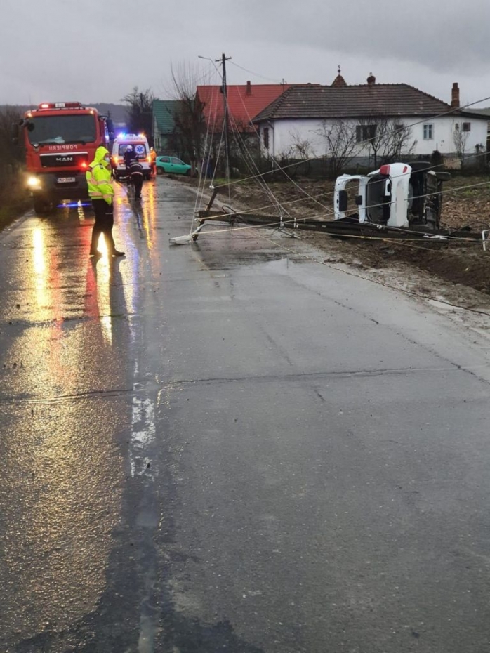 Un tânăr de 19 ani a ajuns la spital în stare gravă după ce a intrat cu mașina într-un stâlp