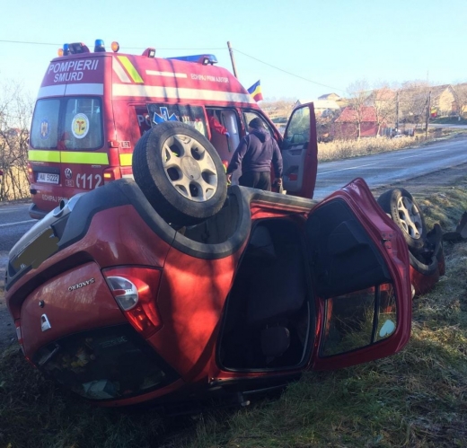 O mașină a ieșit de pe drum și s-a răsturnat pe plafon, în Mociu! O femeie a fost transportată la spital de urgență. FOTO