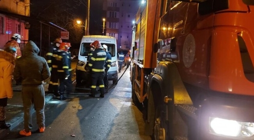 INCENDIU violent! O femeie de 80 de ani a murit iar alte 46 de persoane au fost evacuate.