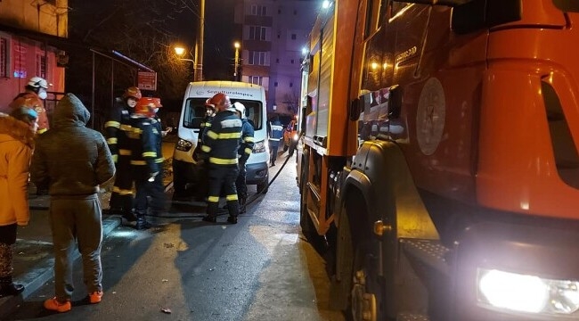 INCENDIU violent! O femeie de 80 de ani a murit iar alte 46 de persoane au fost evacuate.