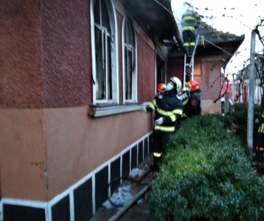 Explozie și incendiu la o casă din Câmpia Turzii. O femeie a murit și un bărbat a ajuns la spital - FOTO/VIDEO