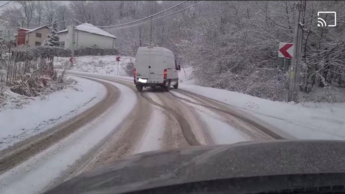 Drumul Sfântul Ioan, pericol public pentru șoferi. Dubă, filmată derapând într-o curbă - VIDEO