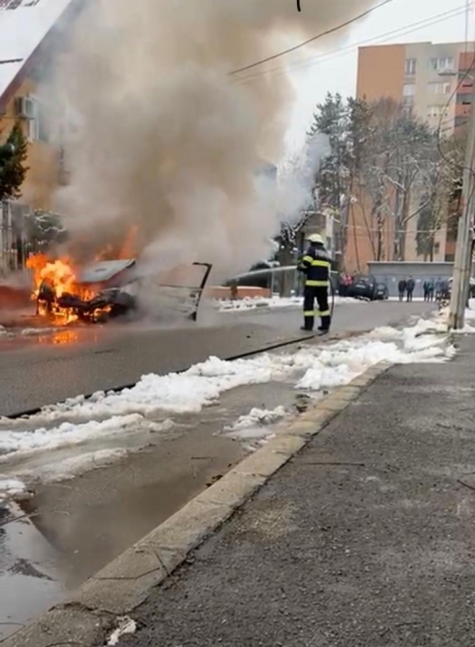 O mașină A LUAT FOC în timp ce se deplasa pe o stradă din Grigorescu! FOTO/VIDEO