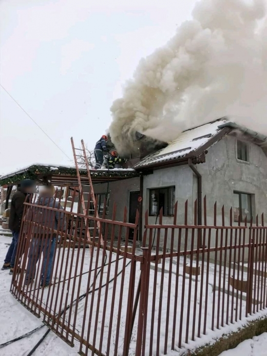 Incendiu la mansarda unei case din Câmpenești. Focul a pornit de la coșul de fum - VIDEO