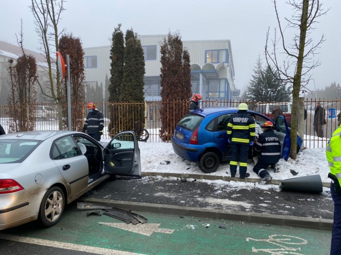 Accident într-o intersecție din cartierul Bună Ziua, cu două mașini implicate