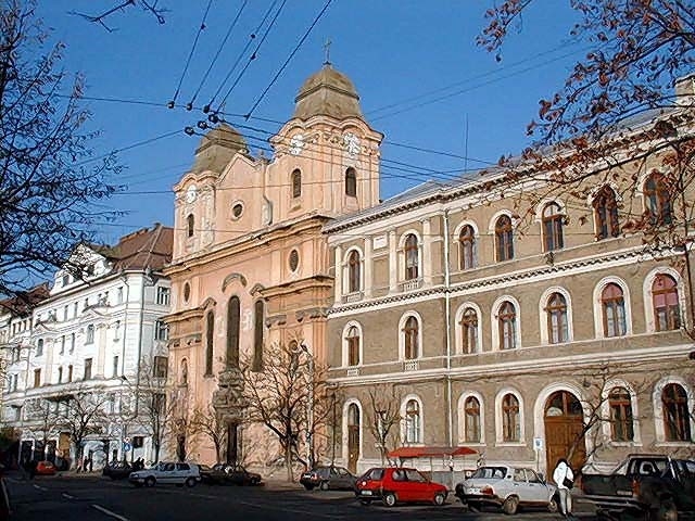 Cade tencuiala de pe Biserica Piariștilor! Două mașini au fost distruse