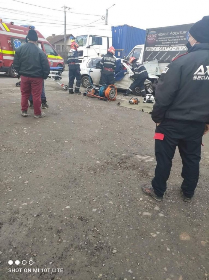 ACCIDENT GRAV în Gilău! Două victime încarcerate