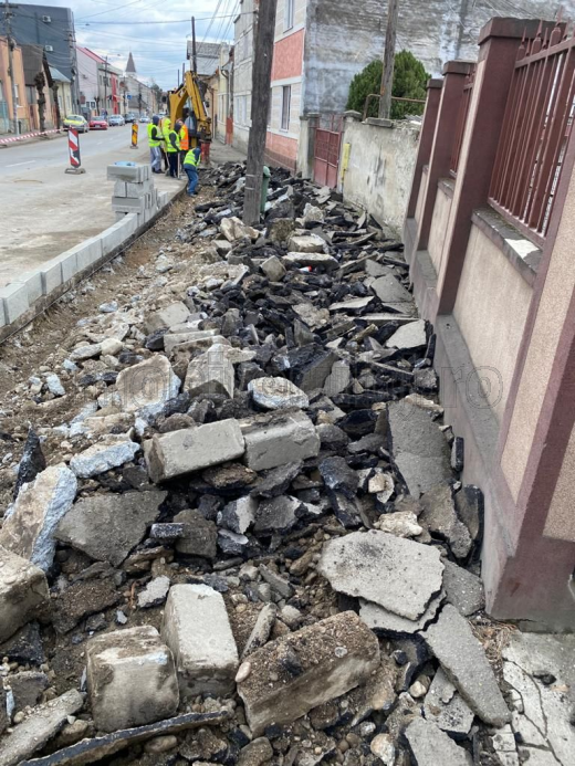 Foto. Turdenii de pe strada Axente Sever, blocați în case de lucrările de modernizare 