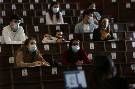 Vrem la școală! Studenții și profesorii sunt de acord: vor cursuri față în față. Dar nu oricum!