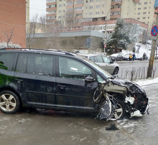 Accident GRAV în Observator. O mașină a fost distrusă! GALERIE FOTO